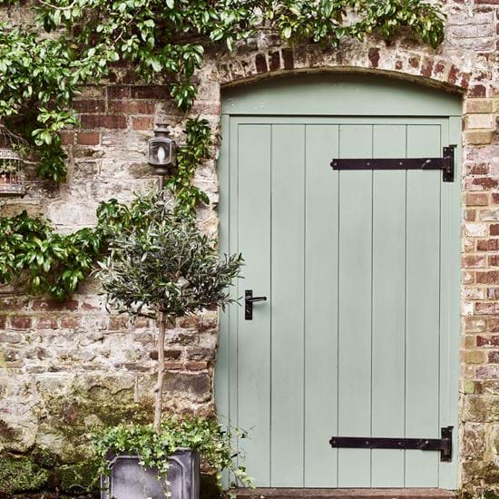Garden gate with heavy hinges