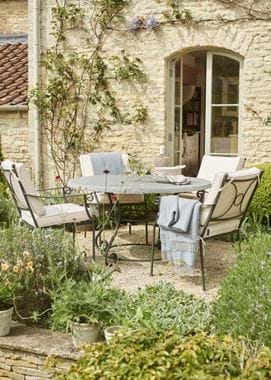 CHELTENHAM_ROUND_4_SEATER_P_012