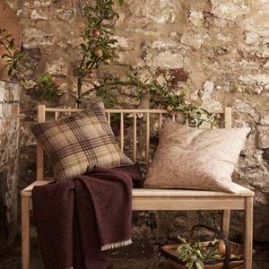 CUSHION_THROWS_ON_OUTDOOR_BENCH_DETAIL_008_retouched