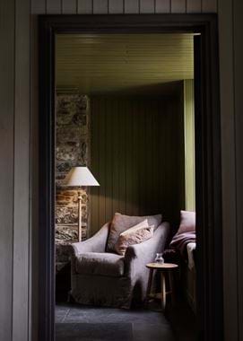 COSY KITCHEN NOOK_LONG ISLAND ARMCHAIR 01 01