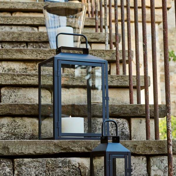 HURRICANES_AND_LANTERNS_ON_STAIRS_006